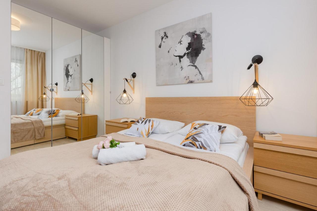 Warsaw Sokolowska One Bedroom Apartament By Noclegi Renters Kültér fotó